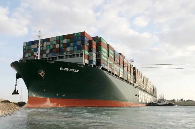 Tàu Ever Given mắc kẹt tại kênh đào Suez tuần trước khiến chuỗi cung ứng hàng hoá toàn cầu bị gián đoạn. Ảnh: EPA.