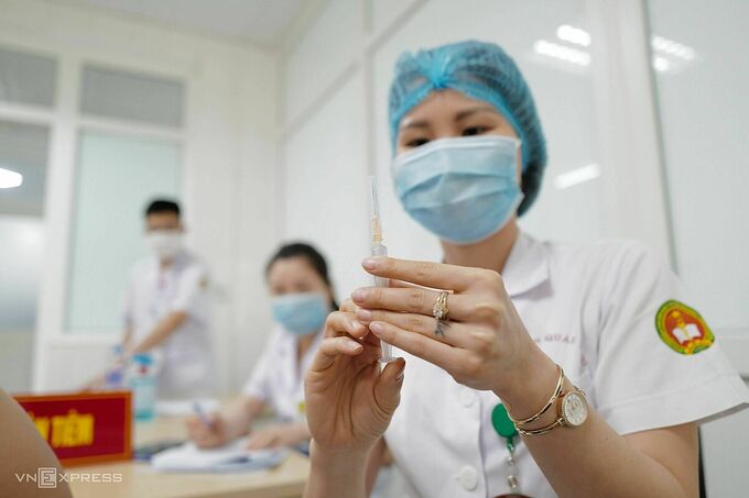 Chuẩn bị tiêm vaccine Nanocovax giai đoạn ba cho người tình nguyện viên tại Học viện Quân y, ngày 10/6. Ảnh: Ngọc Thành.