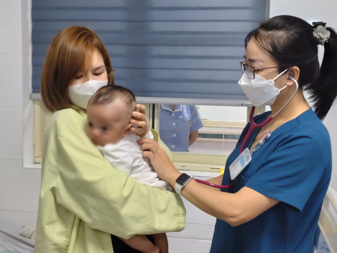 Bác sĩ Bệnh viện Thanh Nhàn khám cho trẻ mắc adenovirus. Ảnh: Chi Lê
